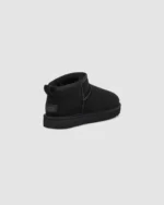 UGG W CLASSIC ULTRA MINI - BLACK - Imagen 4